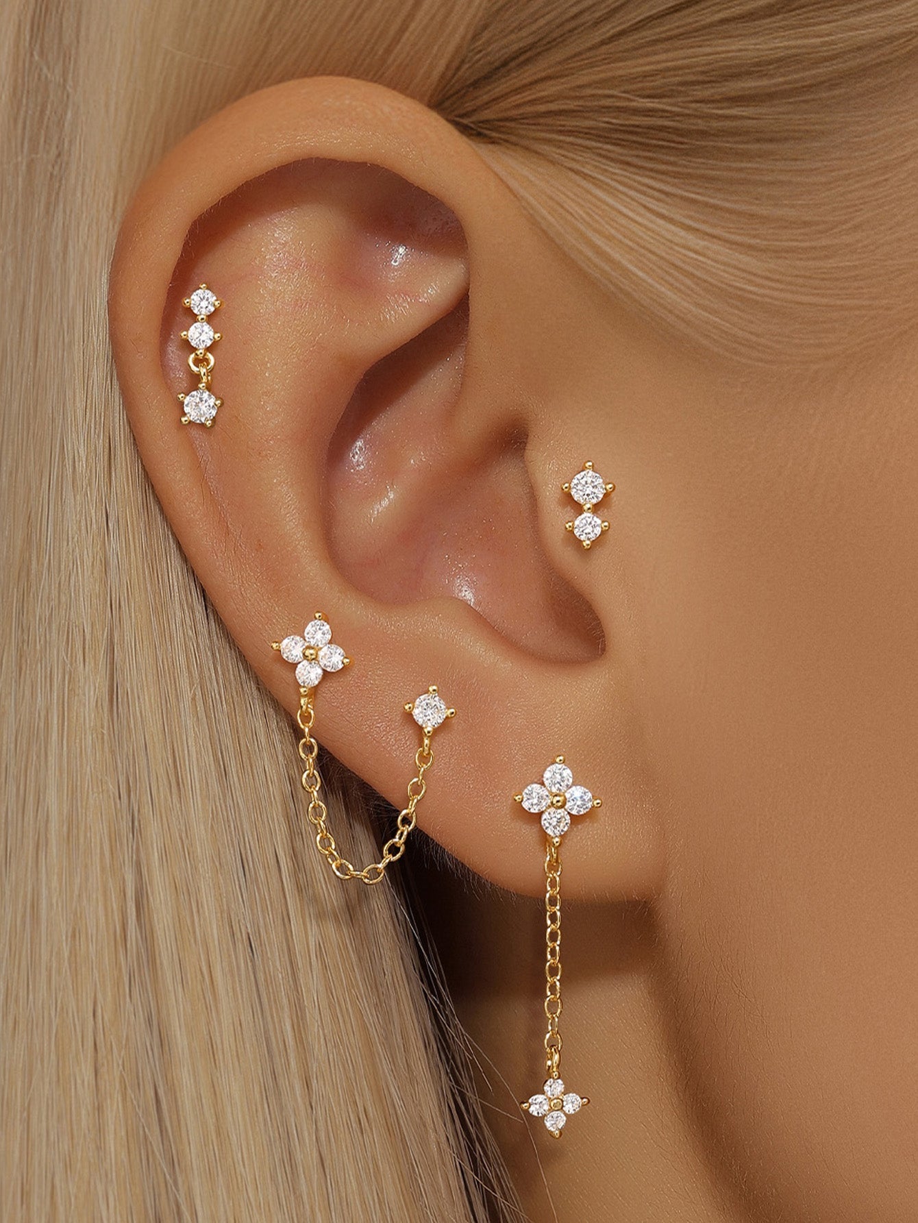 Mira – Delicati orecchini in oro con superficie liscia.