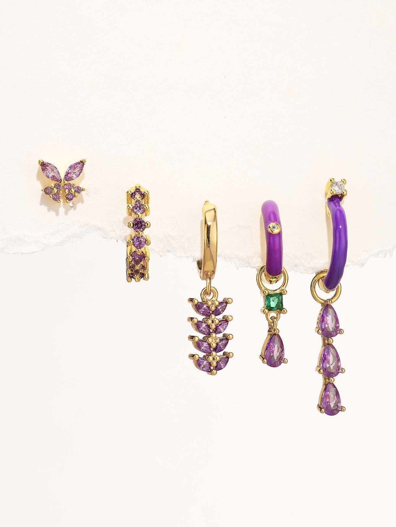 Isabela – Delicati orecchini in oro dalla forma geometrica.