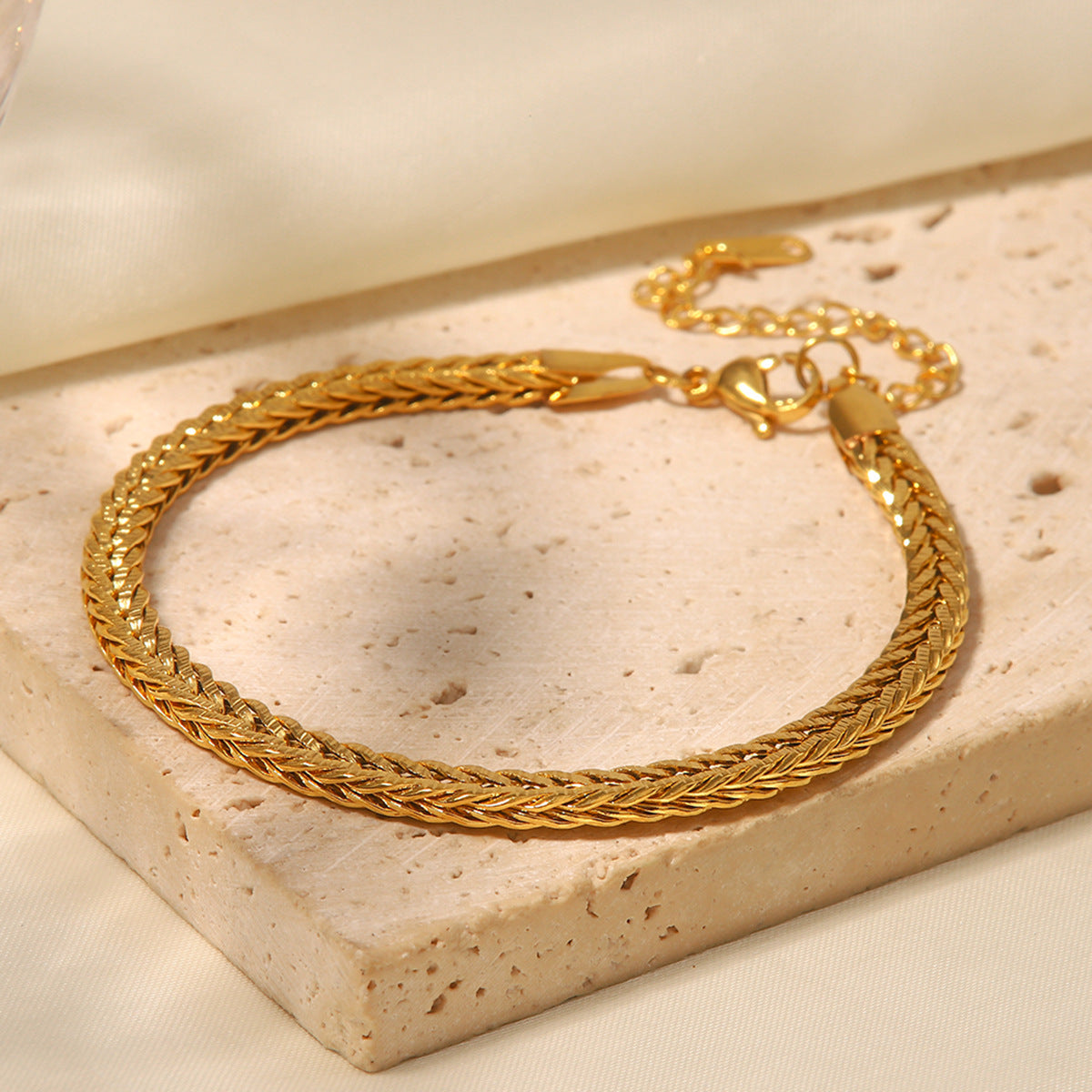 Kateřina – Un delicato bracciale in oro dal design semplice.