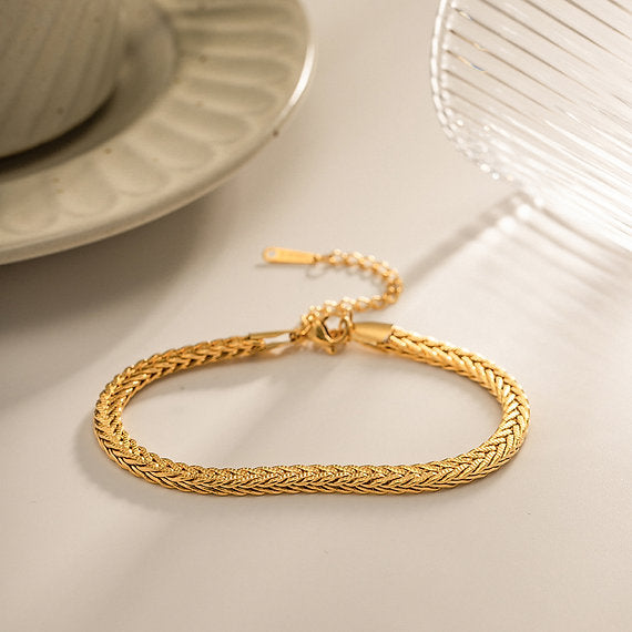 Kateřina – Un delicato bracciale in oro dal design semplice.
