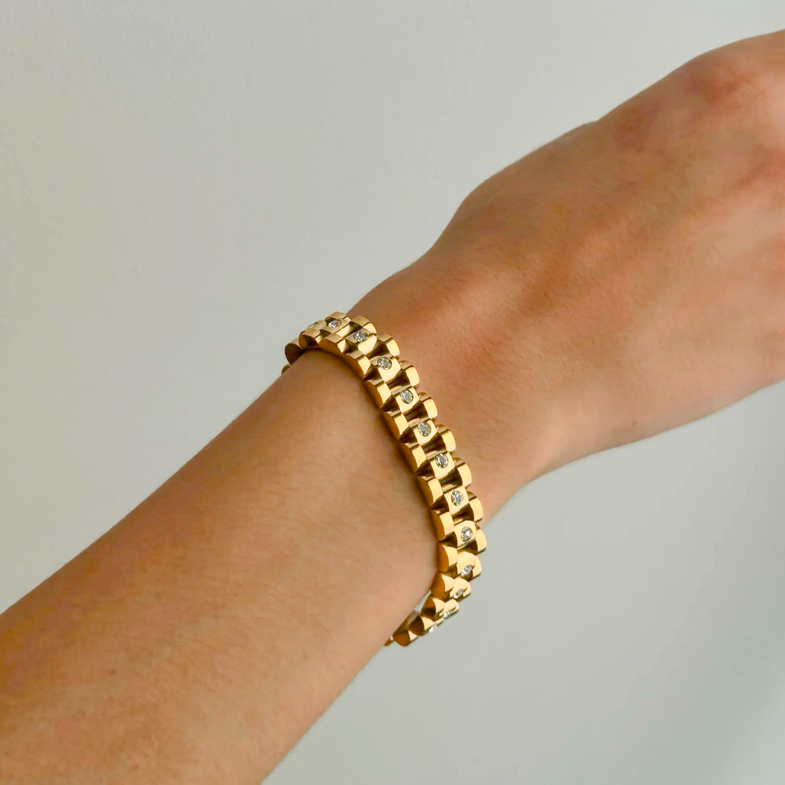 Amira – Bracciale in oro con struttura a maglie grezze.