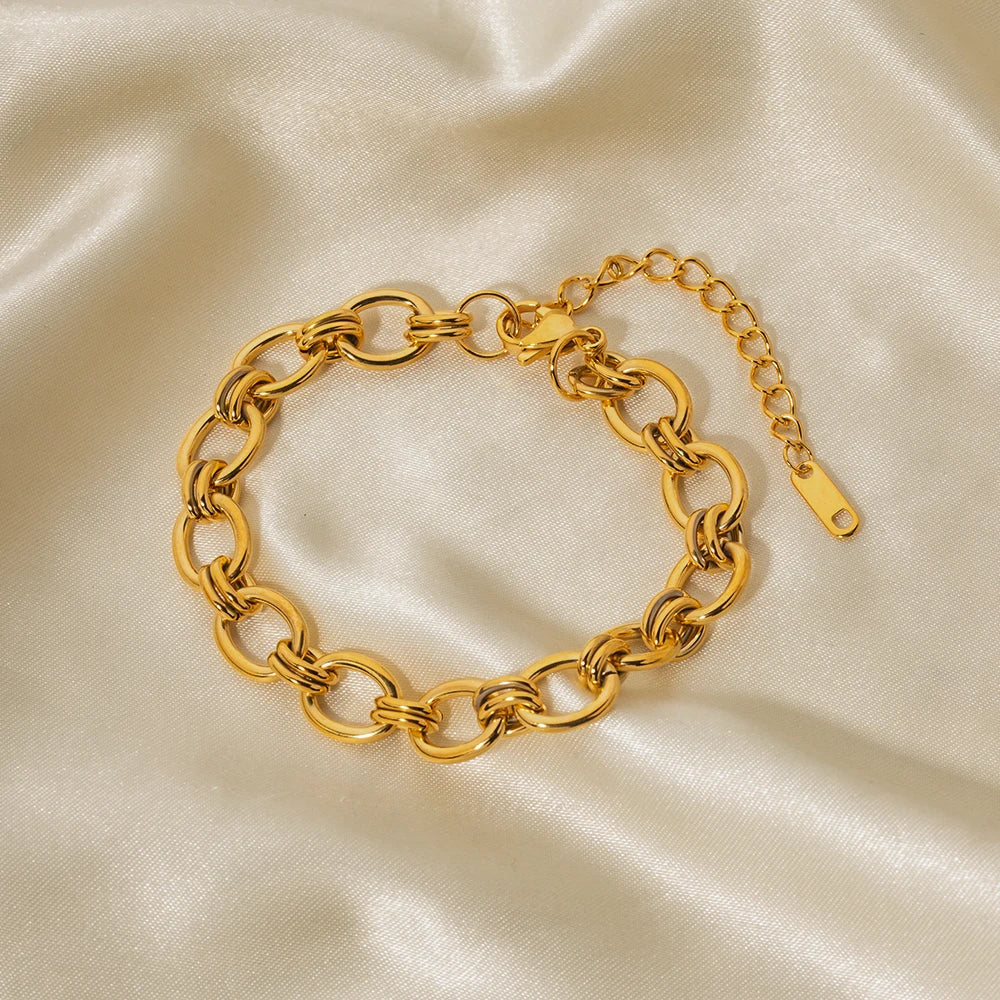 Johana – Delicato bracciale in oro con dettagli charm.