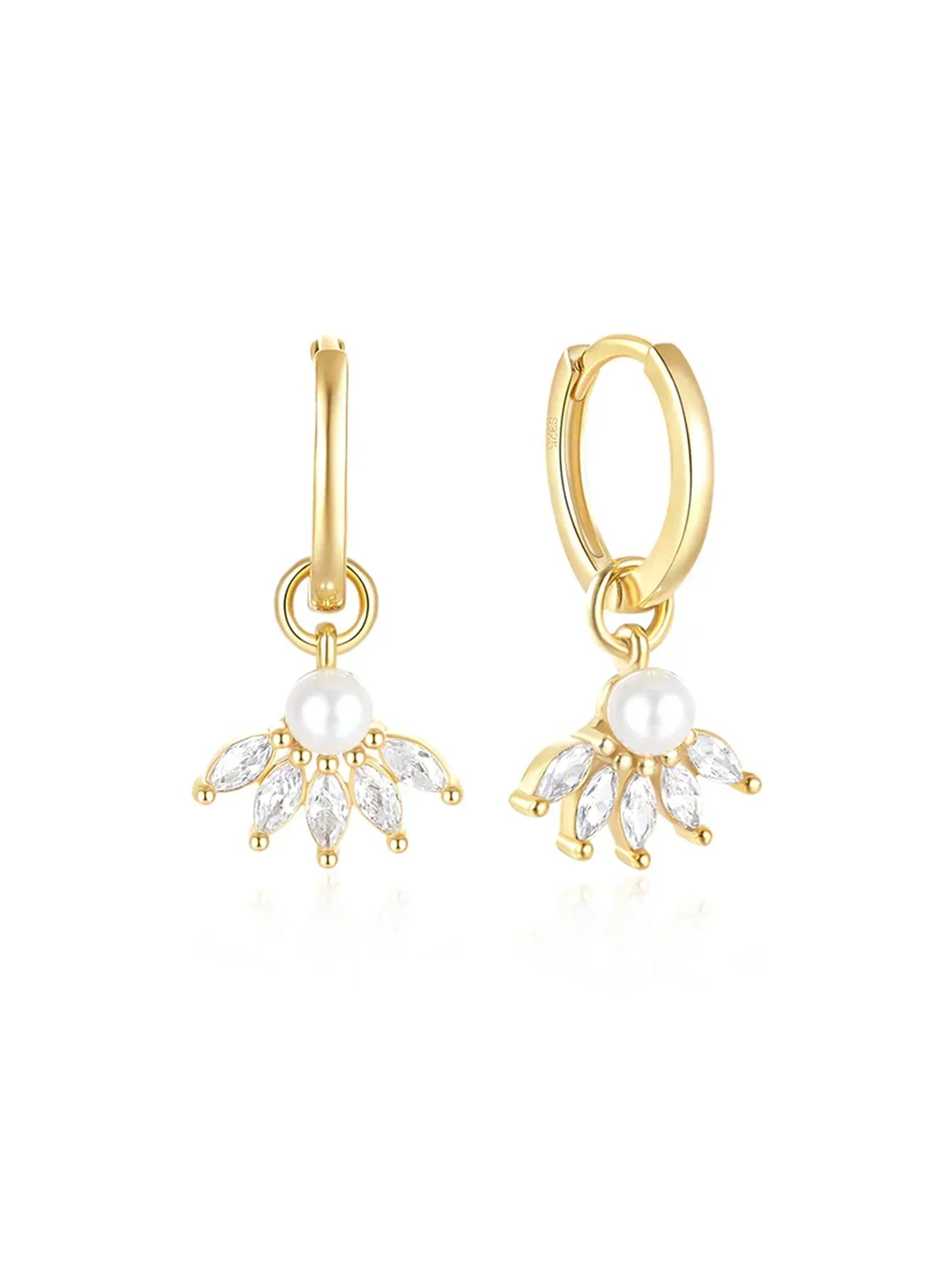 Clarissa – Orecchini in oro dalla delicata forma quadrata.