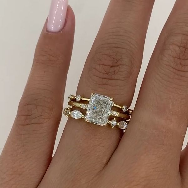 Nora – Anello di diamanti con design a strati.