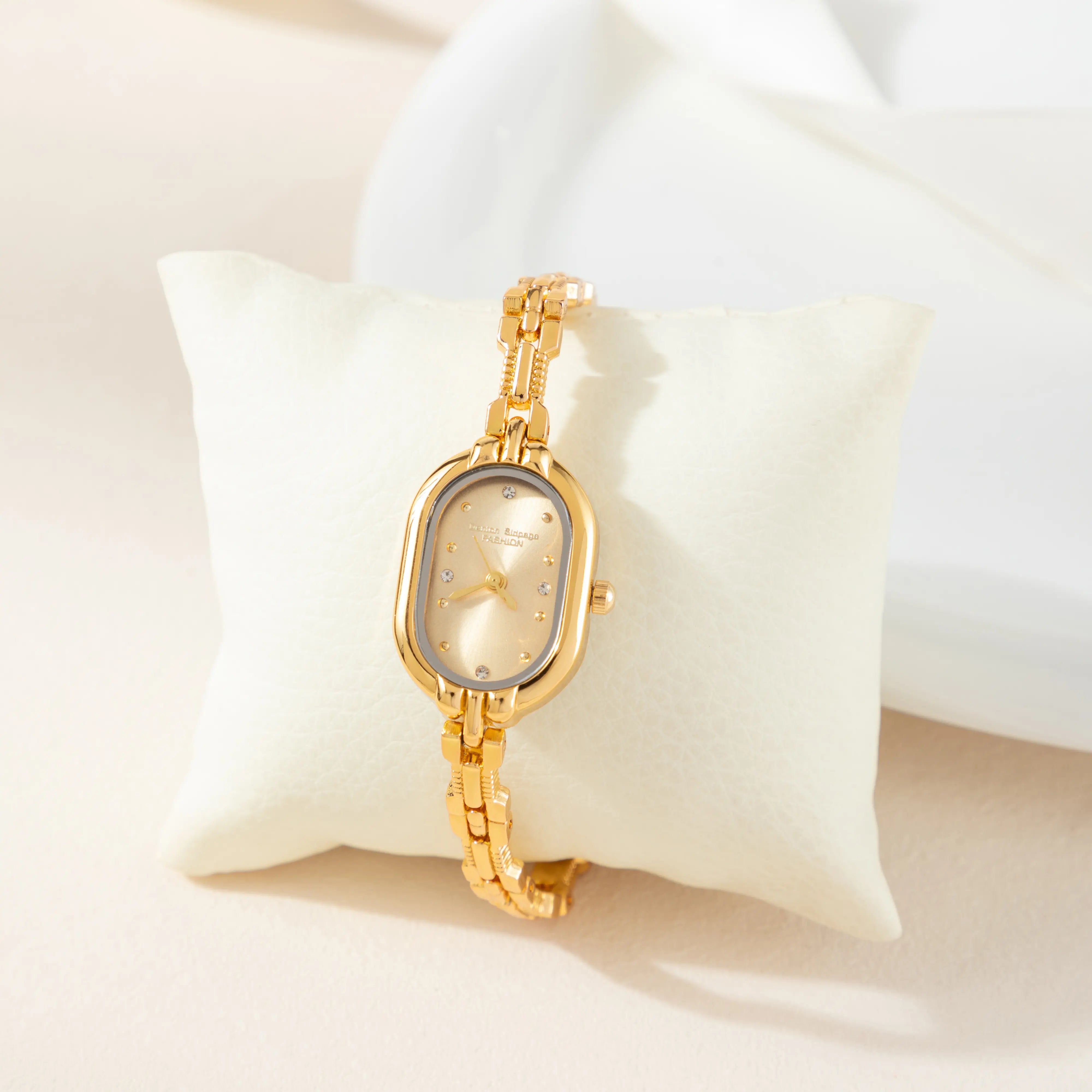 Viktorie – Orologio in oro con cassa ovale.