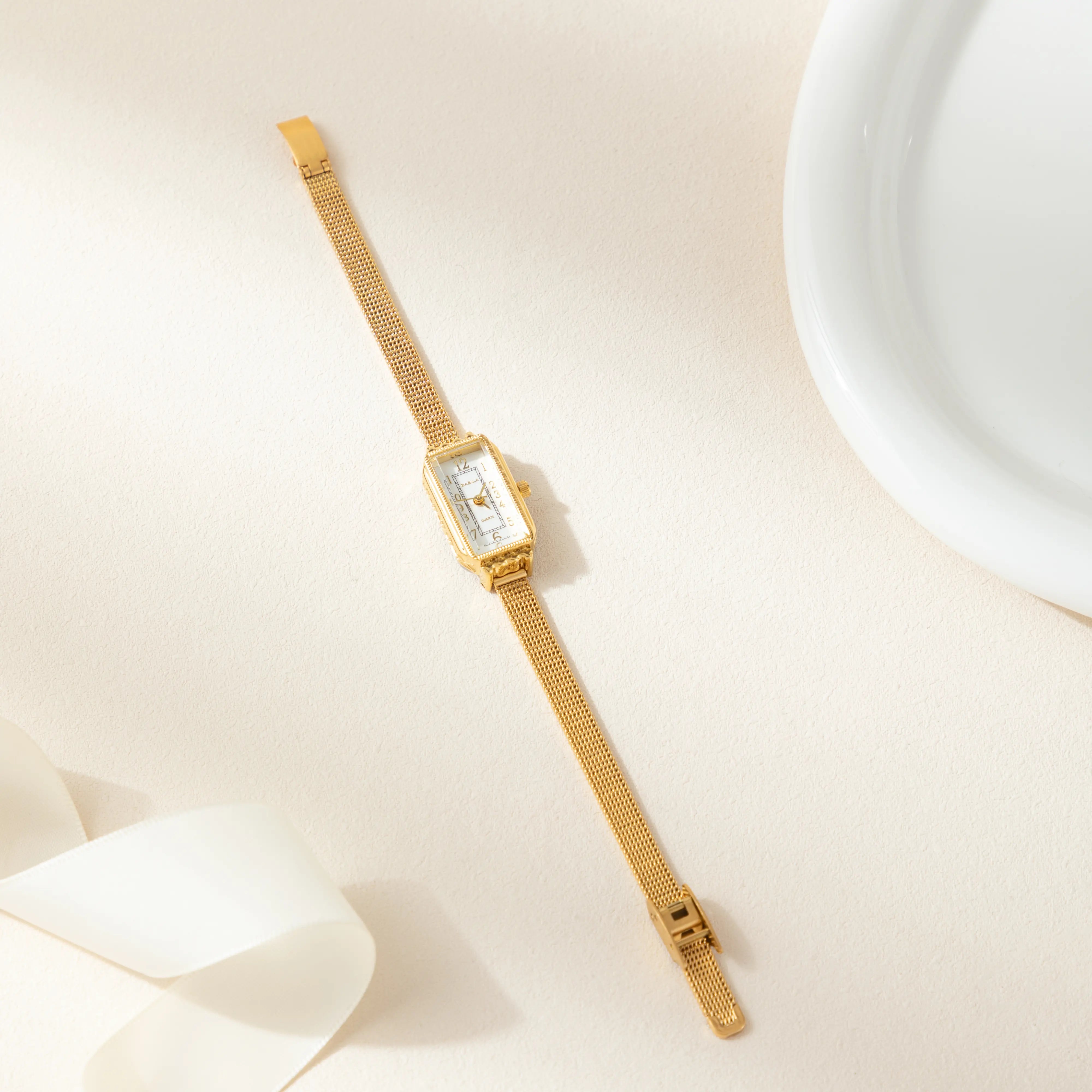 Teresa – Orologio in oro con quadrante rettangolare.