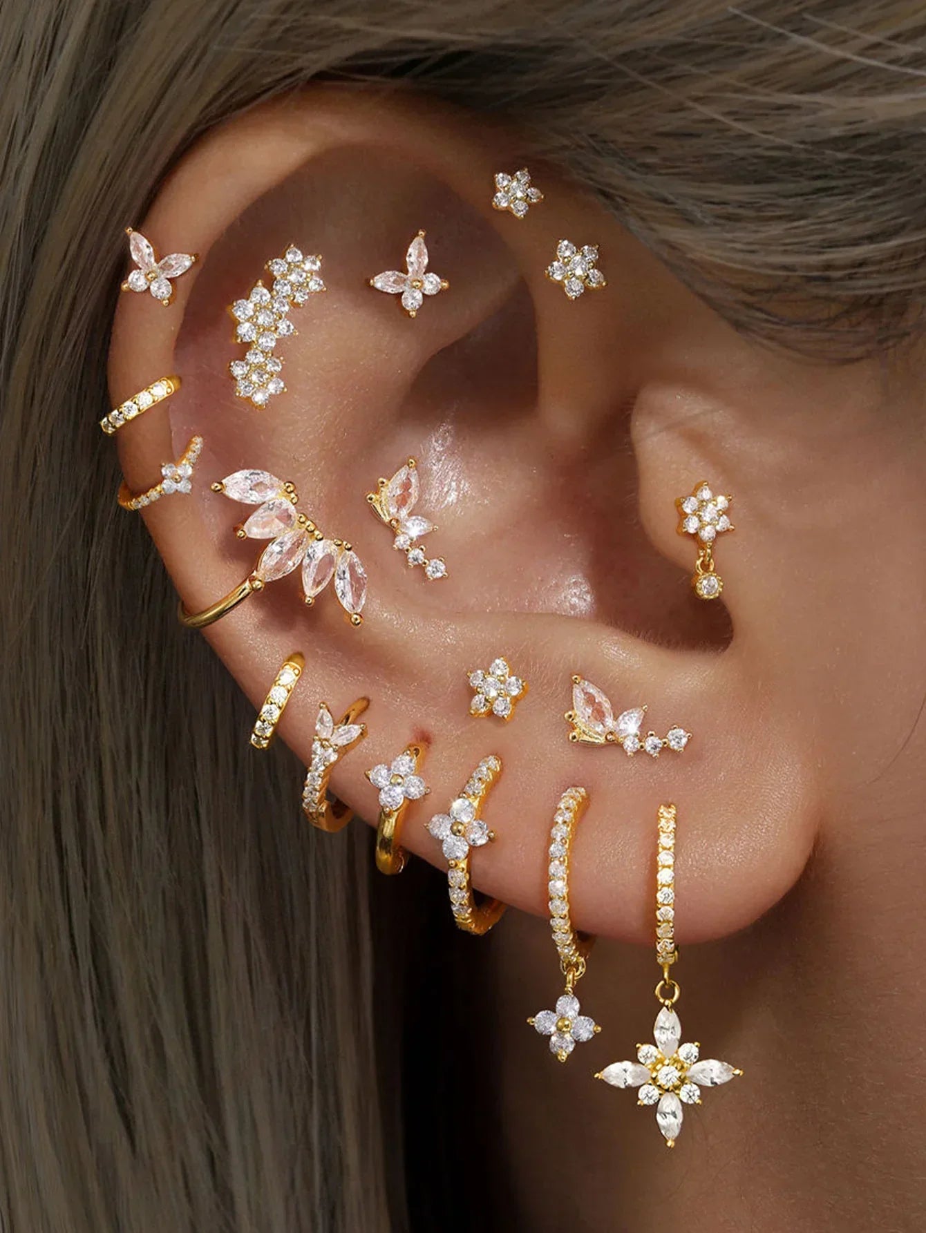 Eva-Marie – Delicati orecchini in oro dalla forma fluida.