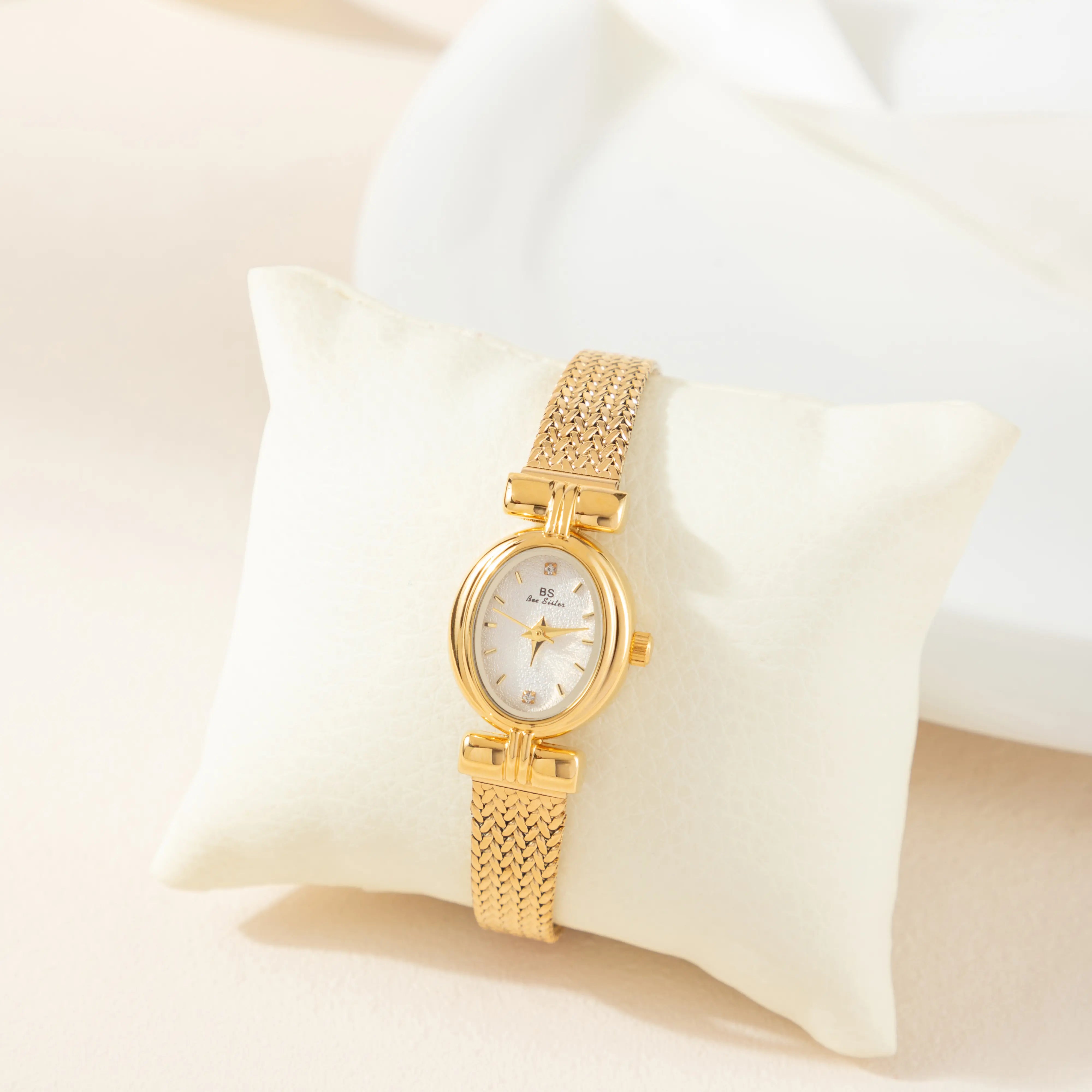 Selina – Orologio in oro con design ovale.