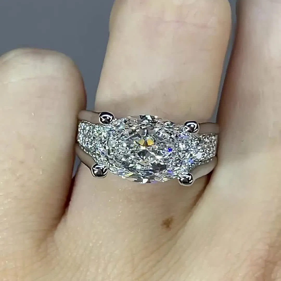 Victoria – Anello lucido con dettagli laterali.