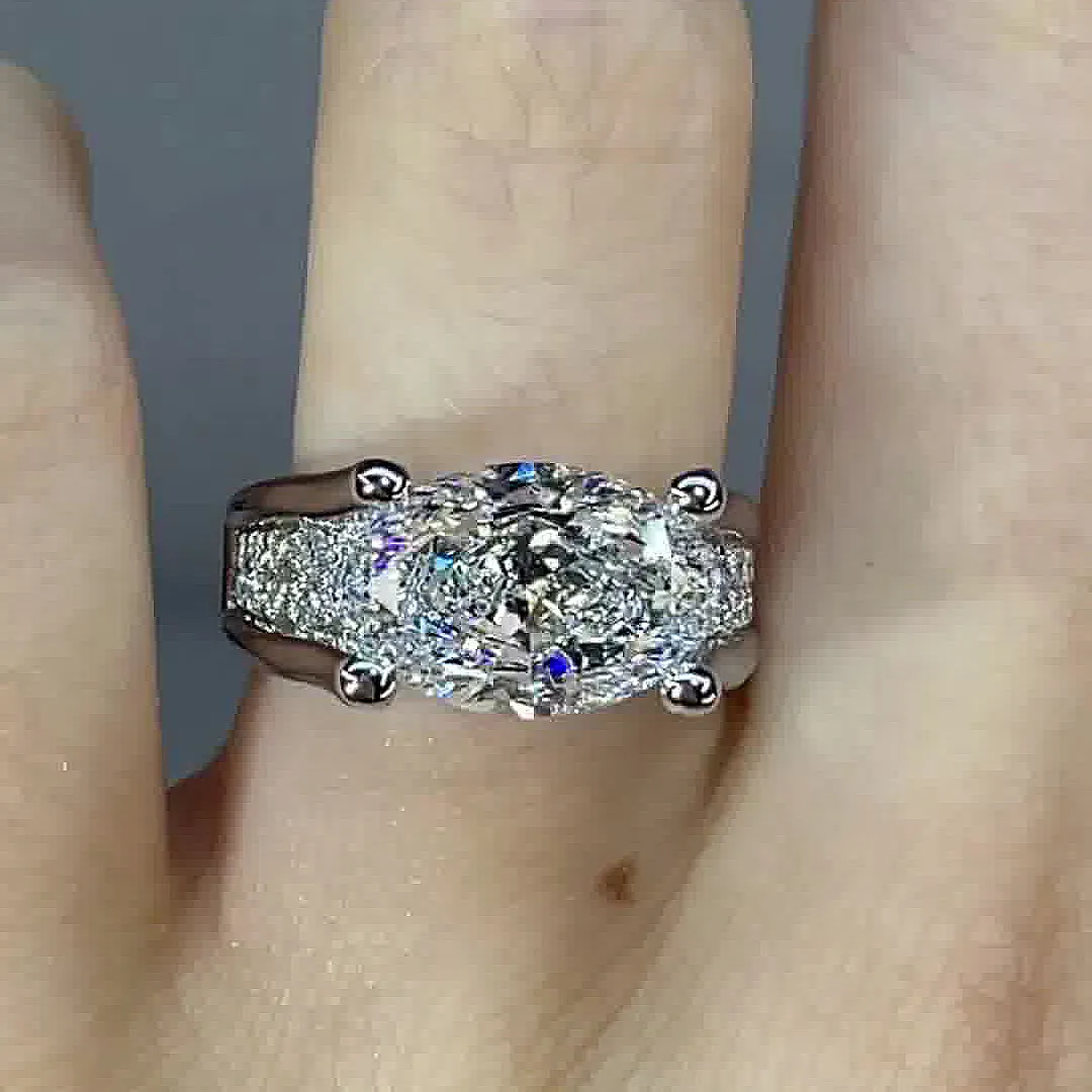 Victoria – Anello lucido con dettagli laterali.