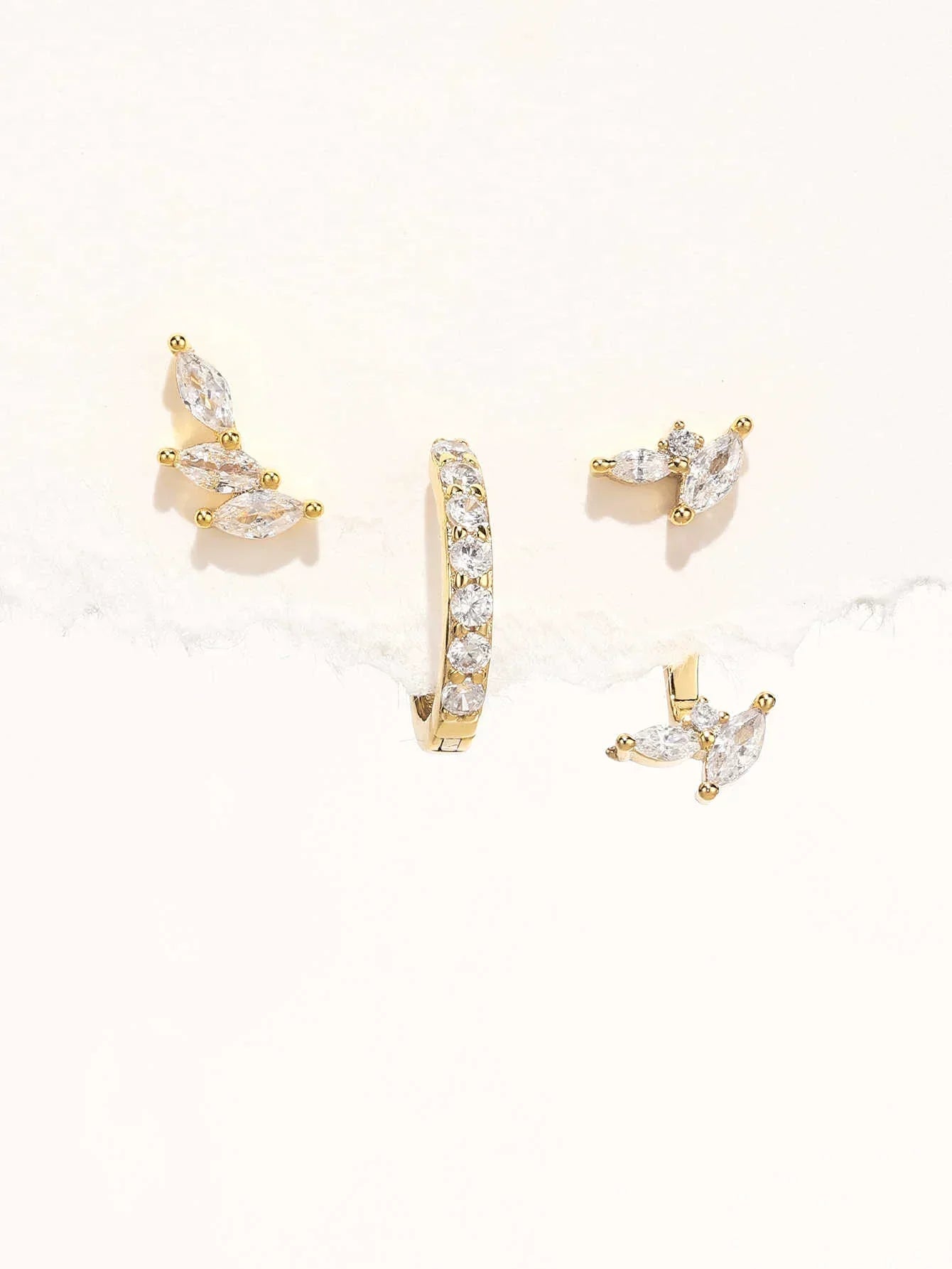 Tereza – Delicati orecchini in oro dalla linea pulita.