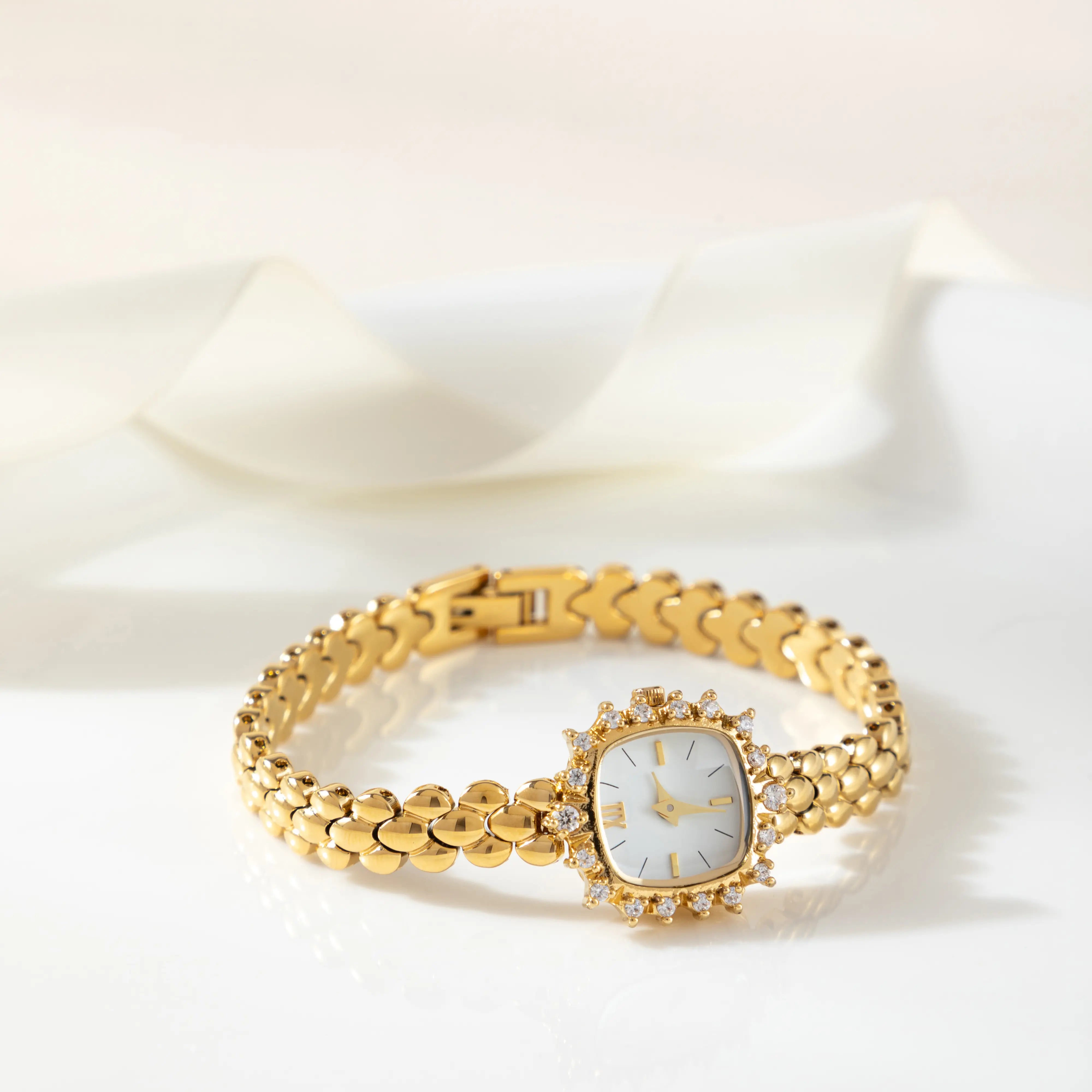 Isabela – Orologio in oro con bracciale rotondo.