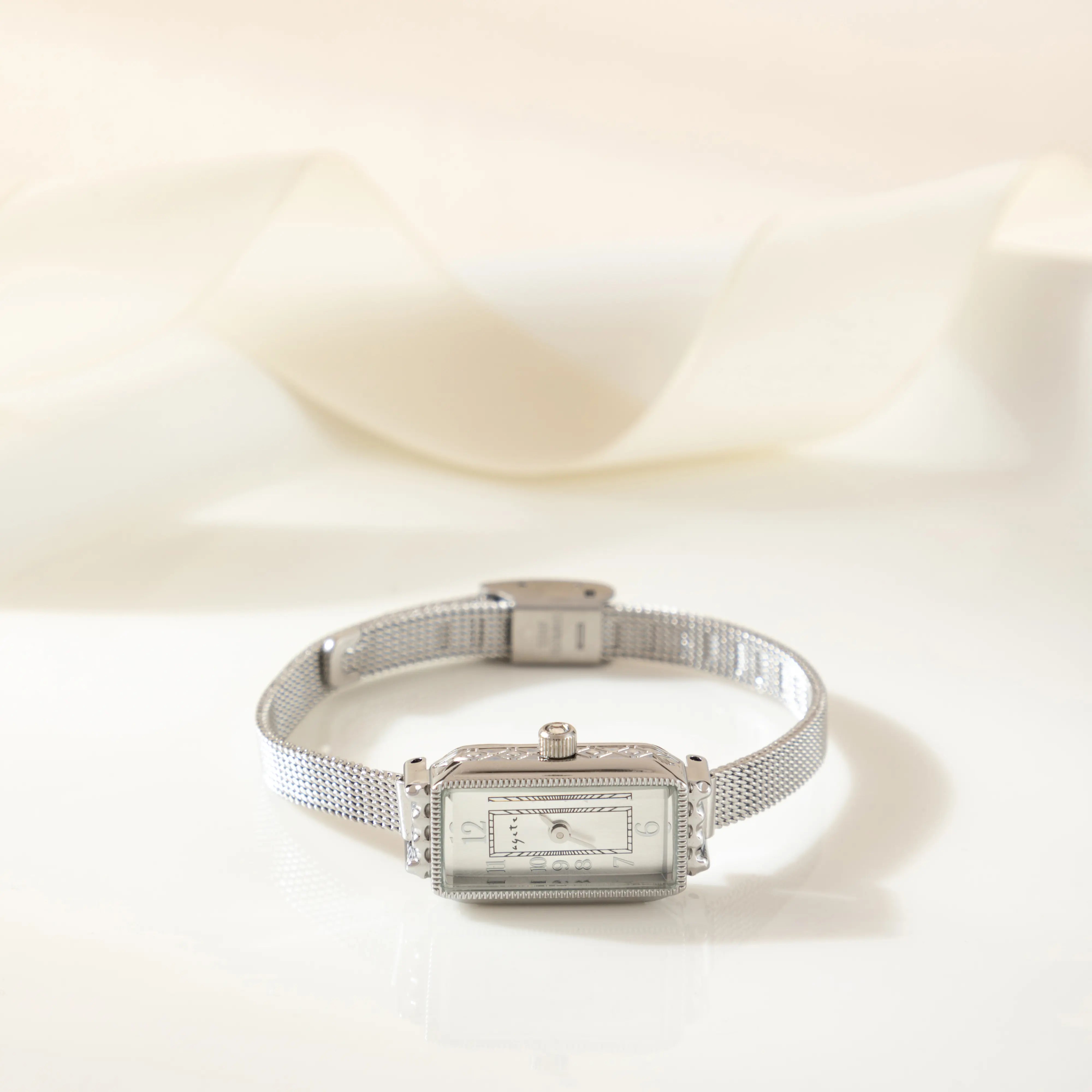 Teresa – Orologio in oro con quadrante rettangolare.