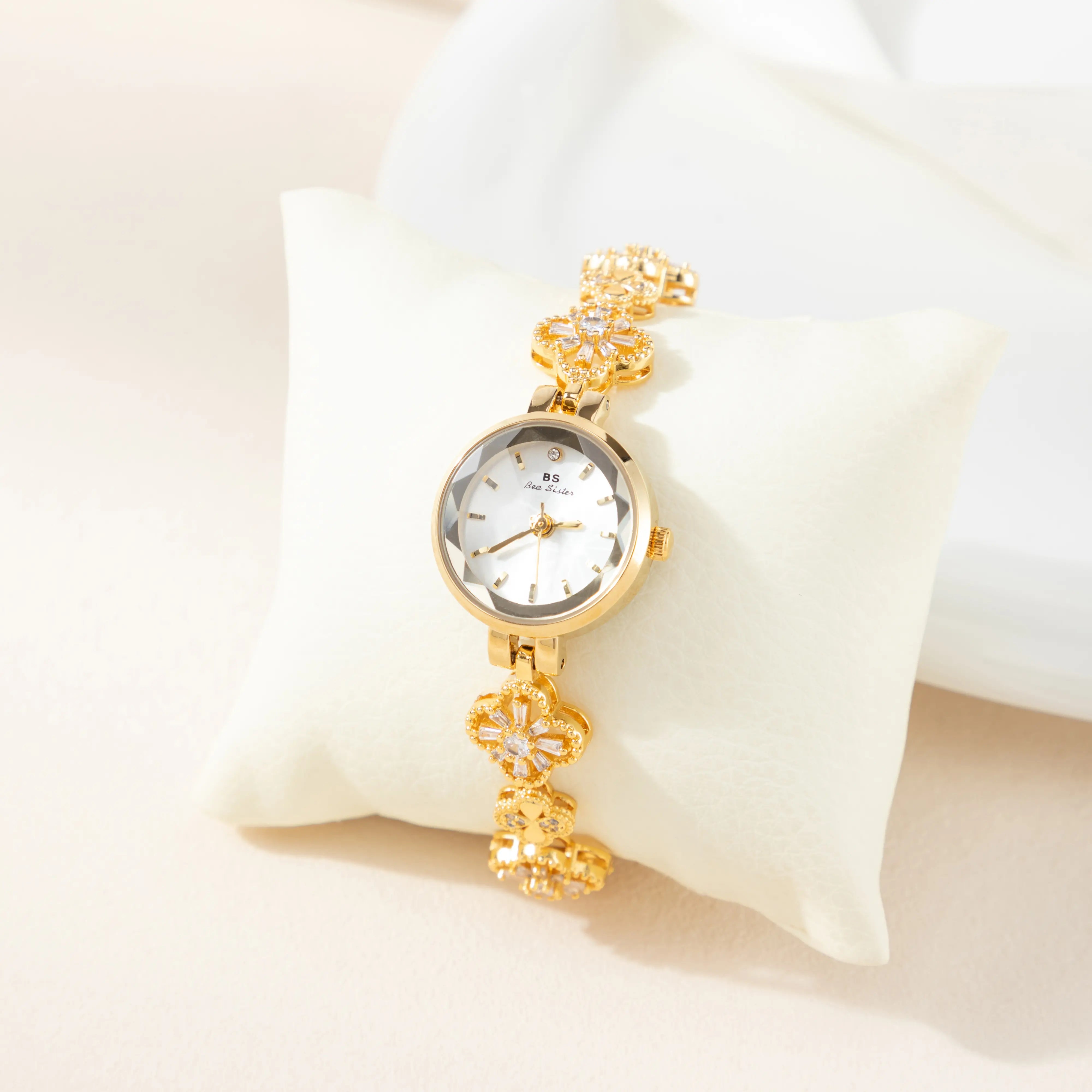 Elina – Orologio in oro con bracciale a fiori.