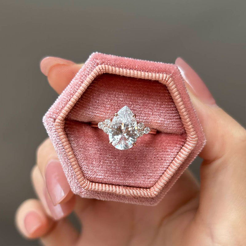 Clarissa – Anello di diamanti con taglio a goccia in oro.