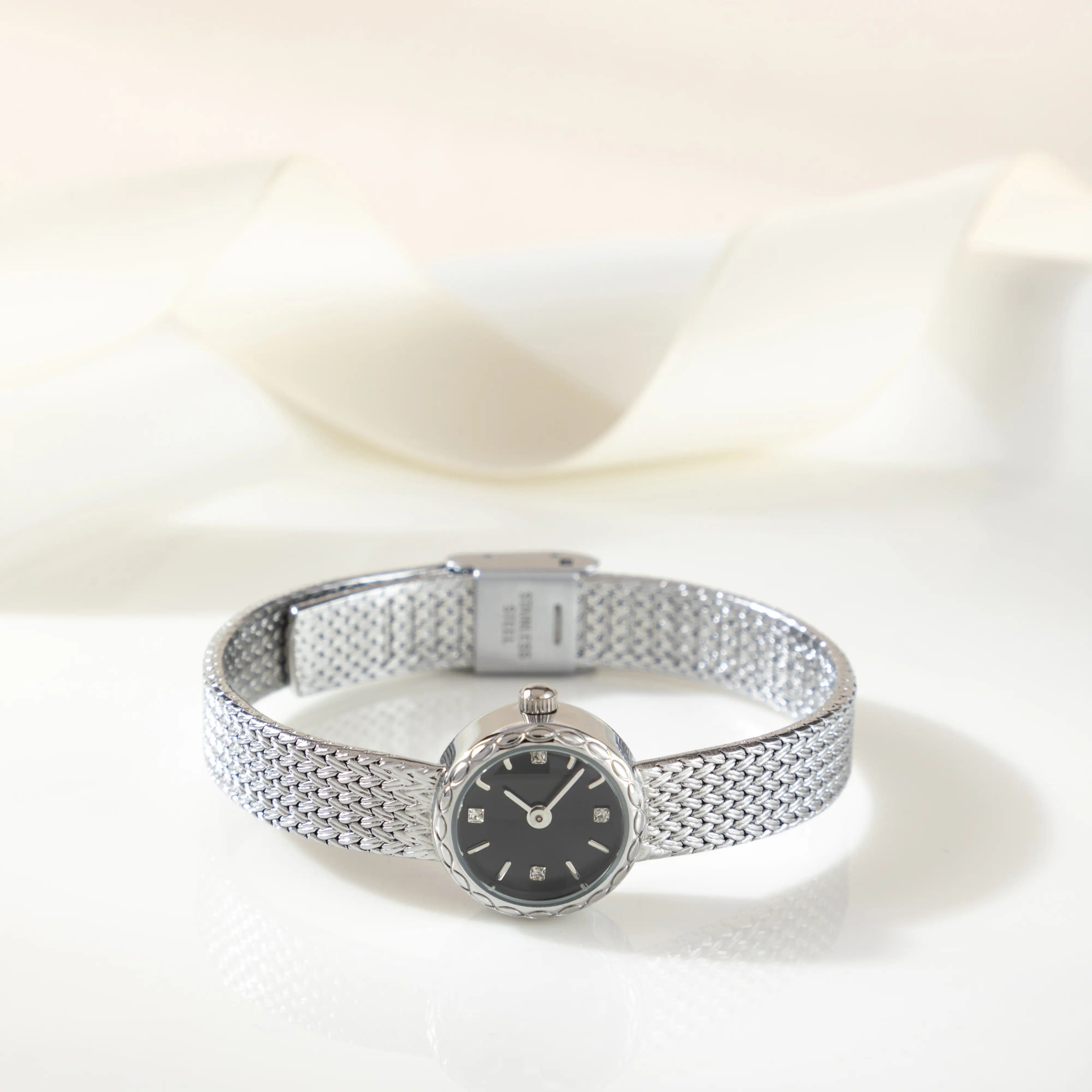 Magdaléna – Orologio in oro con cinturino stretto.