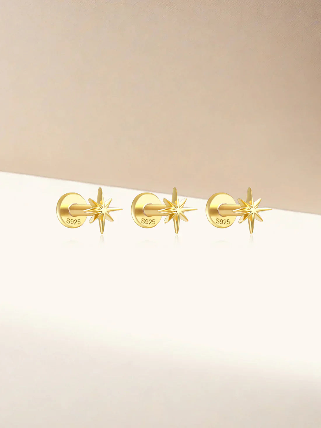 Kateřina – Orecchini in oro dalla curva delicata.