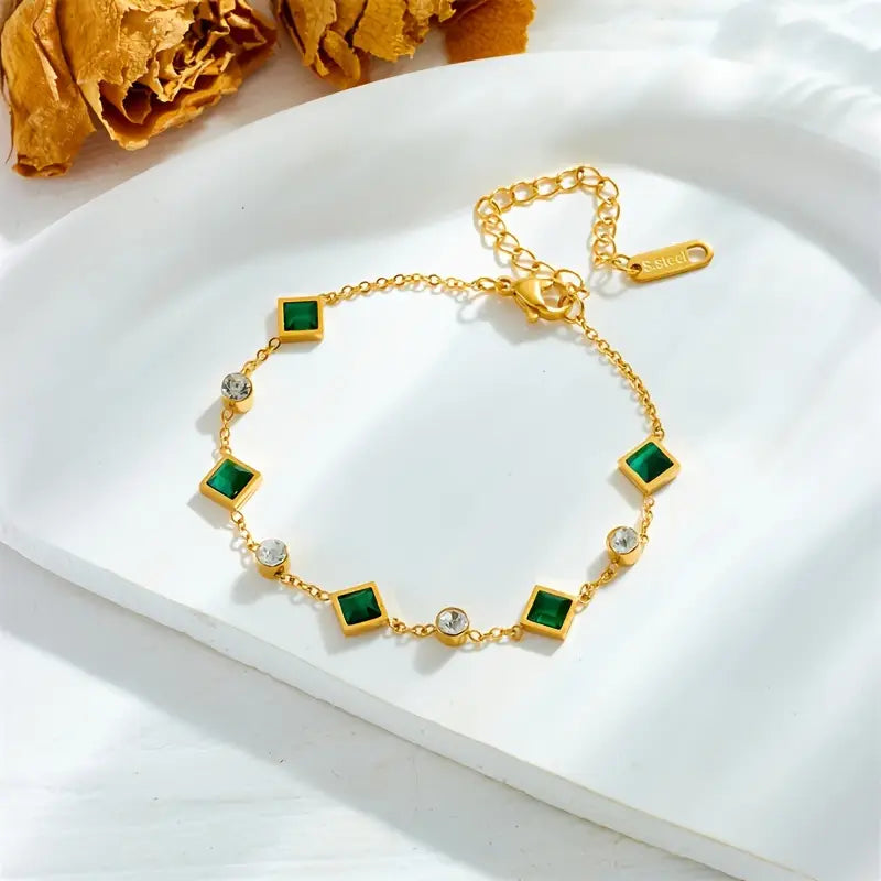 Tereza – Delicato bracciale in oro con dettagli in smeraldo.