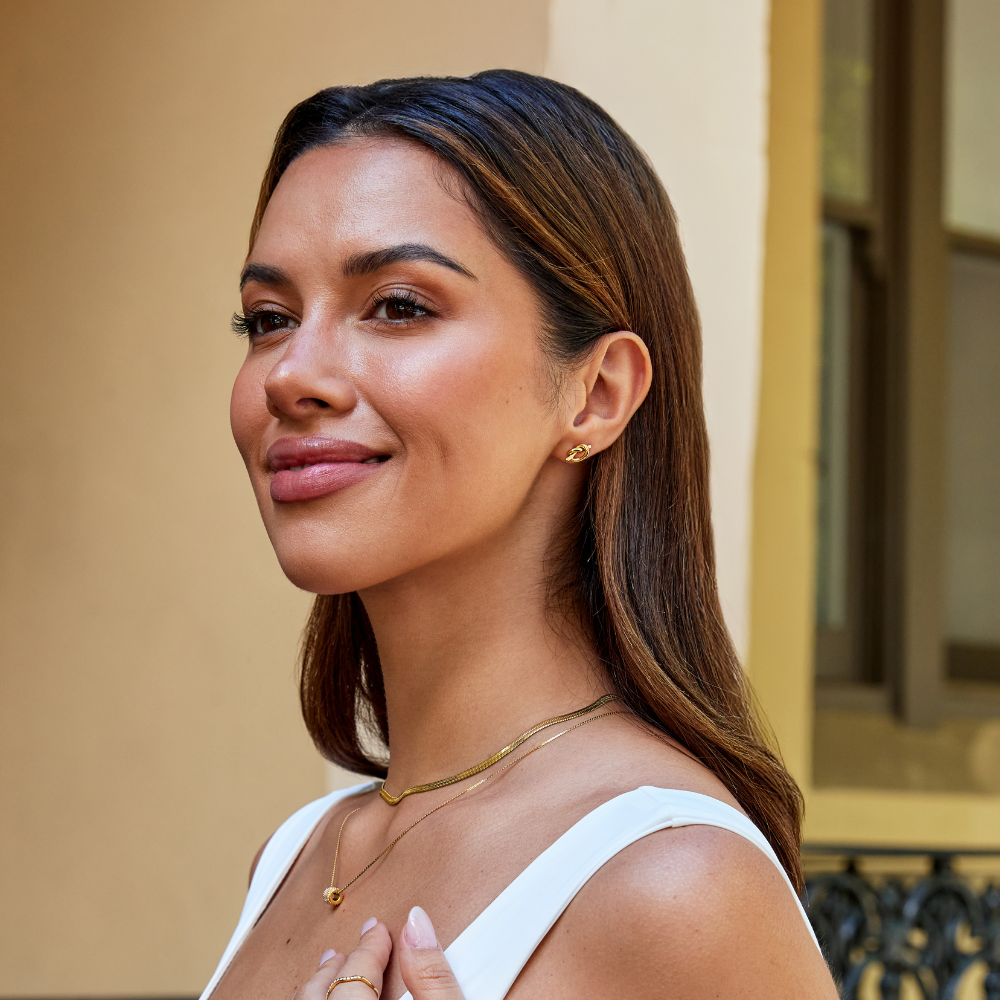 Romana – Orecchini in oro dalla forma intrecciata.