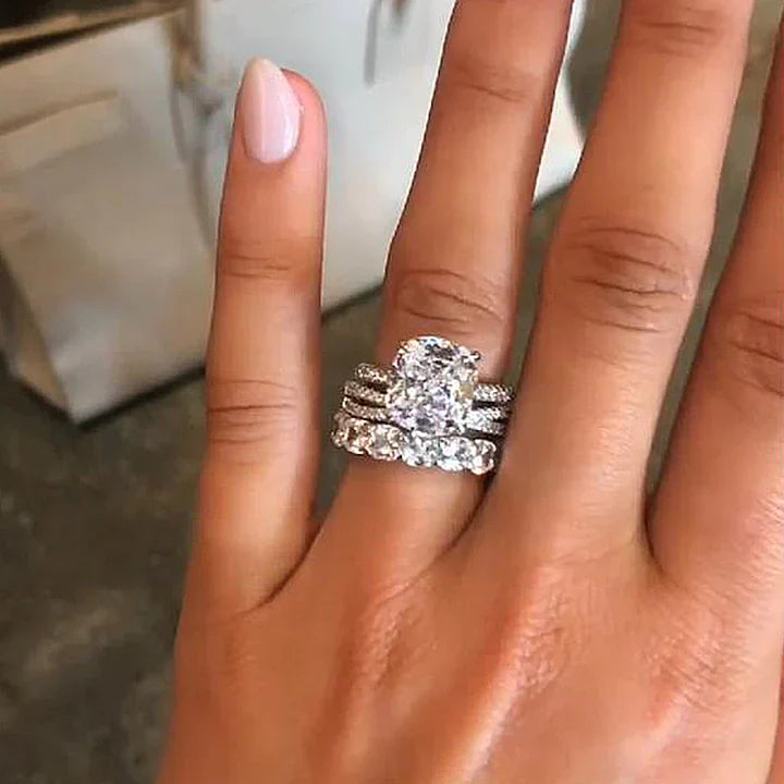 Iris – Anello di diamanti con pietra ovale.