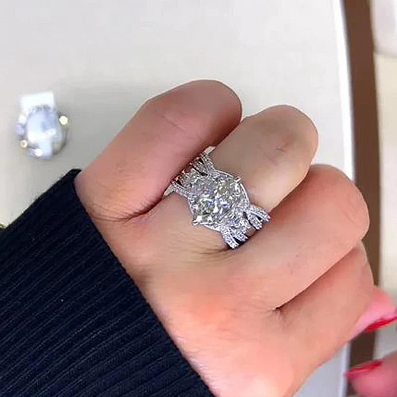 Emilie – Anello con diamante lucido dal taglio rettangolare.