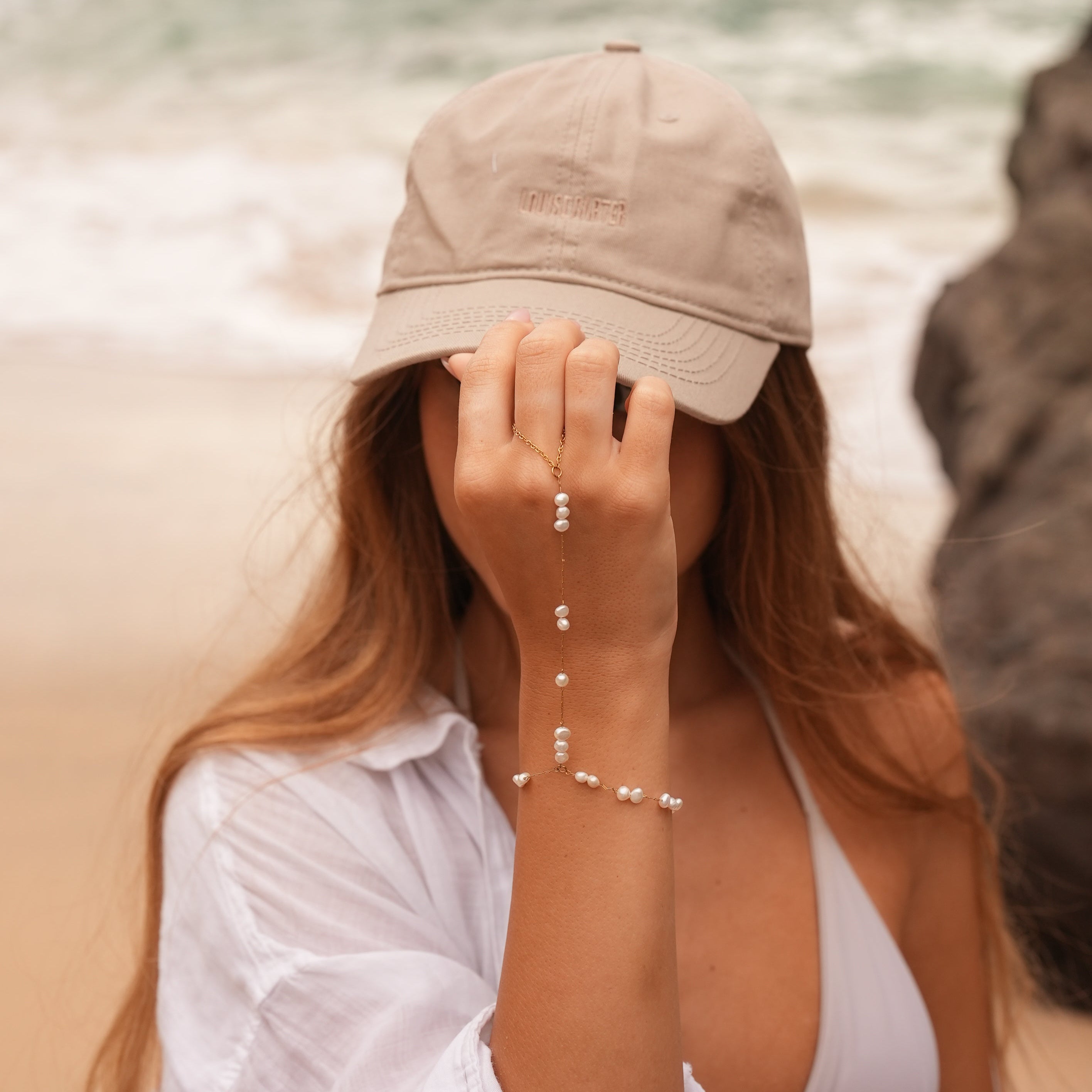 Nora – Catenina dorata delicata con pendente rotondo