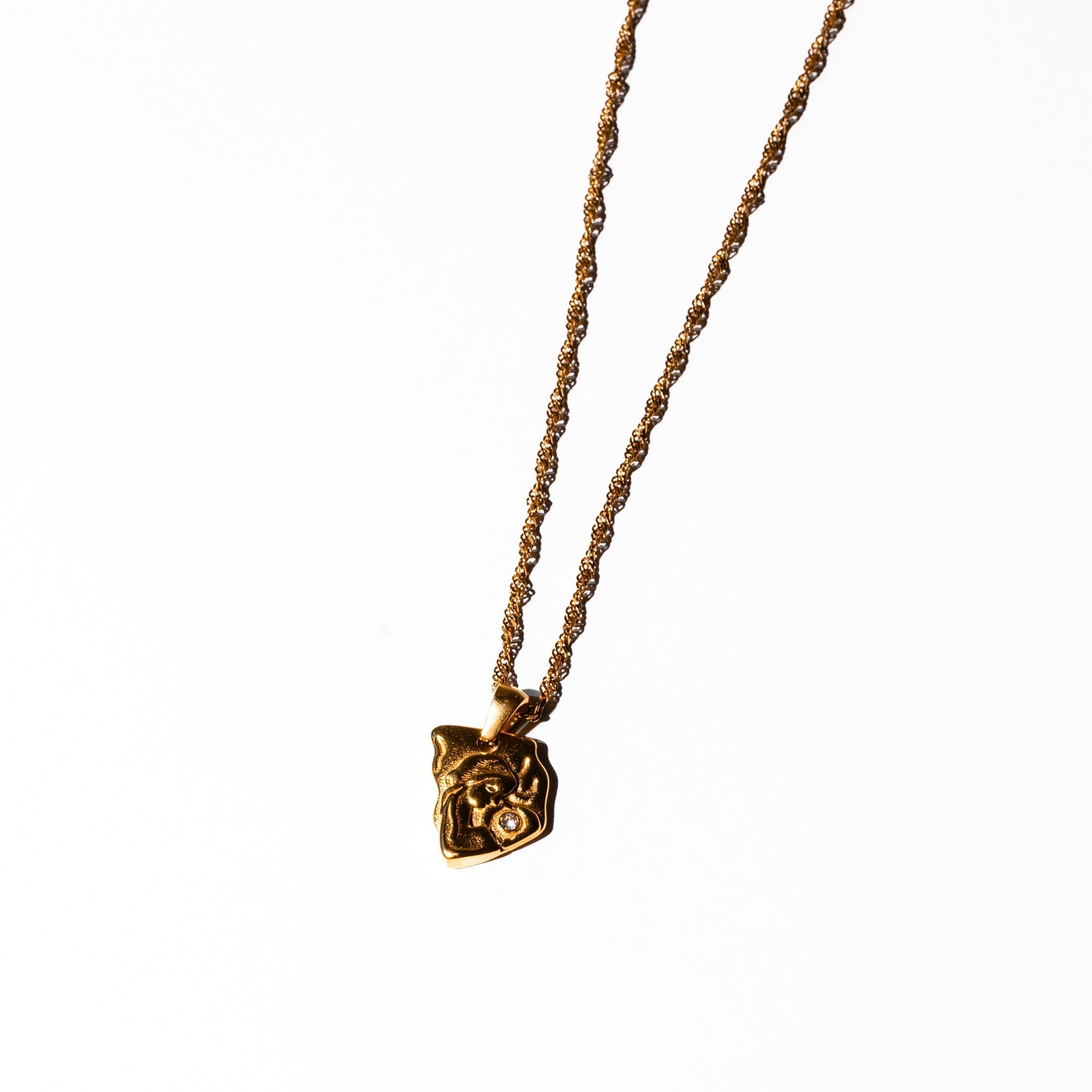 Helena – Collana dorata con pendente rettangolare