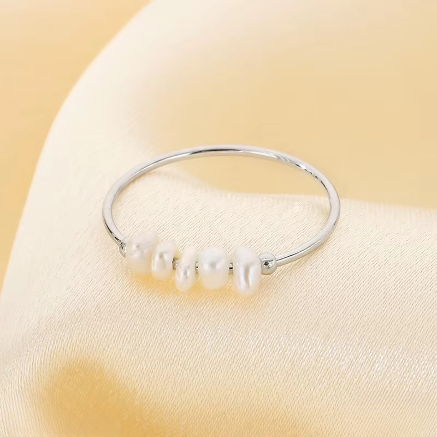 Rosalie – Orecchini pendenti in oro con perla.