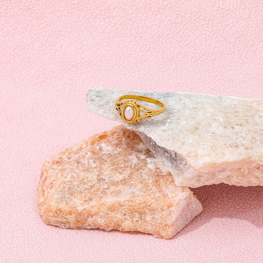 Klára – Anello in oro minimalista con una delicata onda.