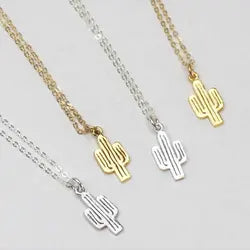 Amira – Collana dorata con pendente a forma di cactus