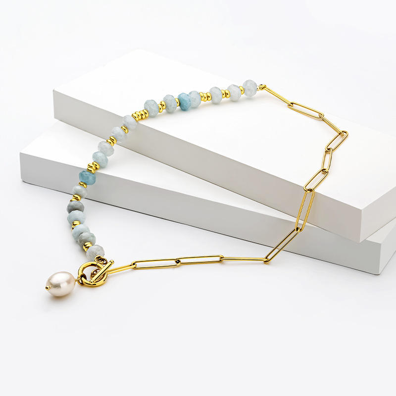 Zoé – Lunghi orecchini in oro con pendente di perla.