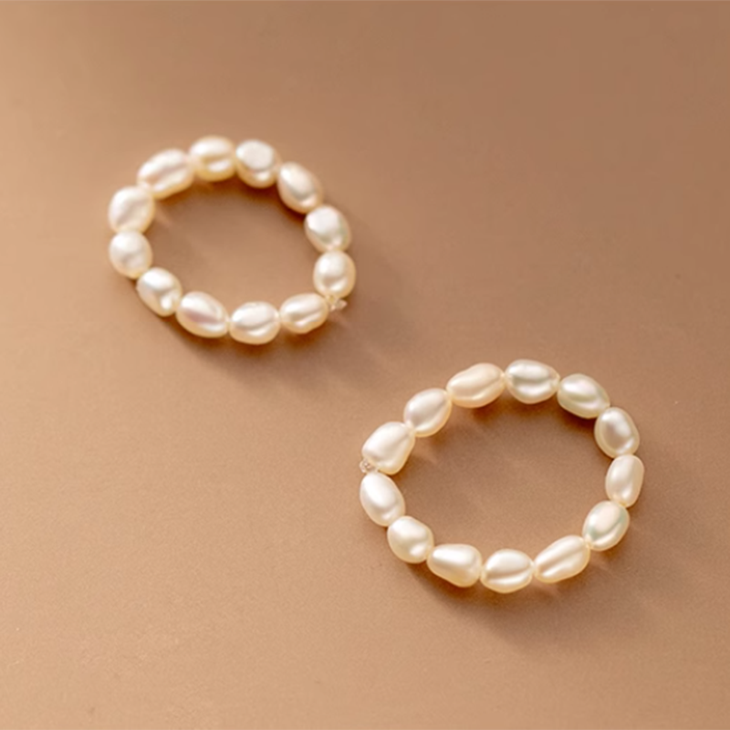 Friederika – Anello scultoreo in oro con dettaglio di perle.