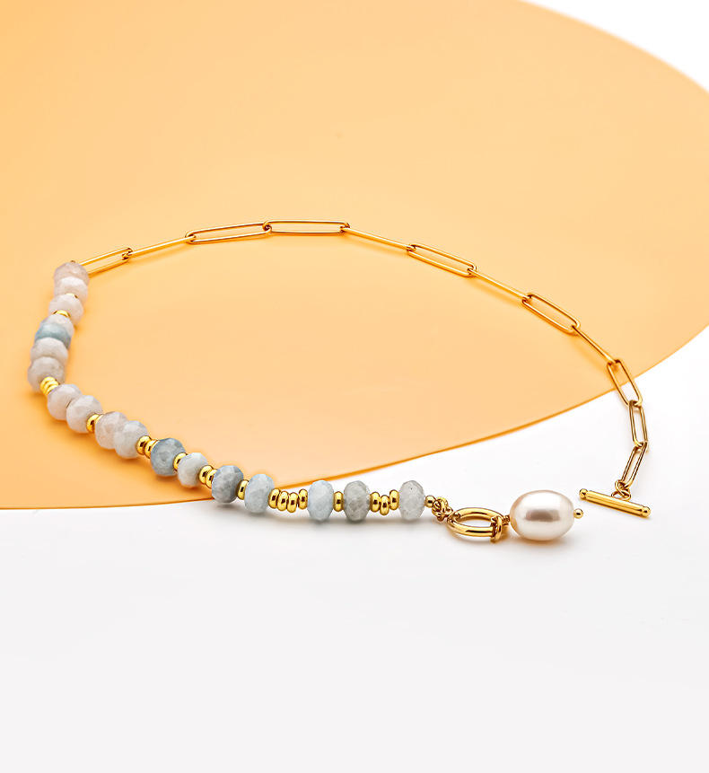 Zoé – Lunghi orecchini in oro con pendente di perla.