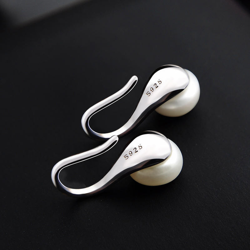 Helena – Orecchini in oro con perla ovale.