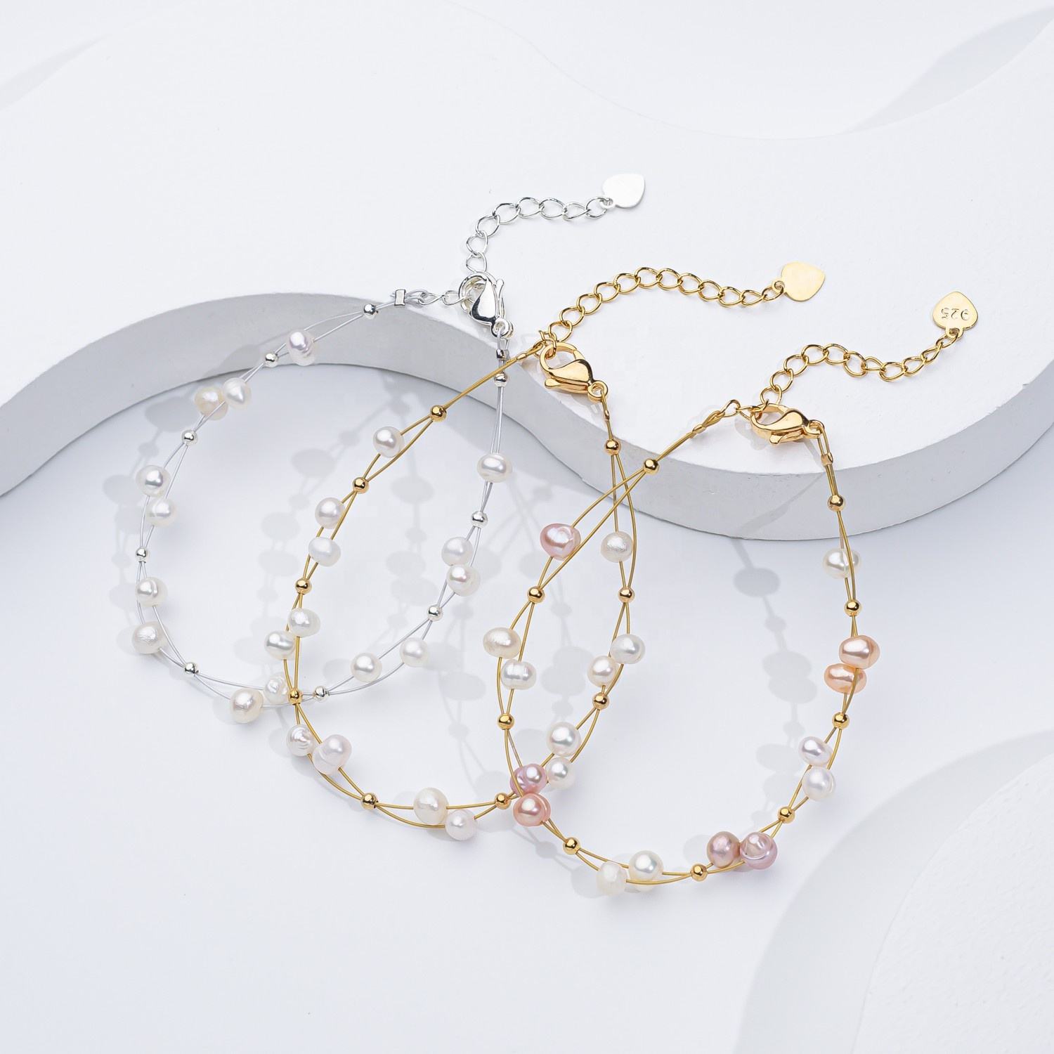 Marlena – Bracciale in oro con dettagli di perle.