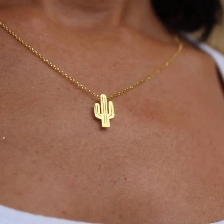 Amira – Collana dorata con pendente a forma di cactus