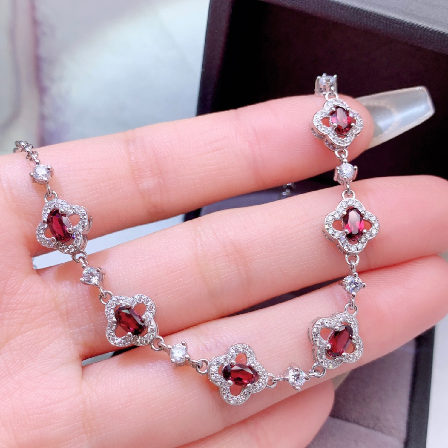 Barbora – Anello in rubino con giocosa decorazione in pietra.