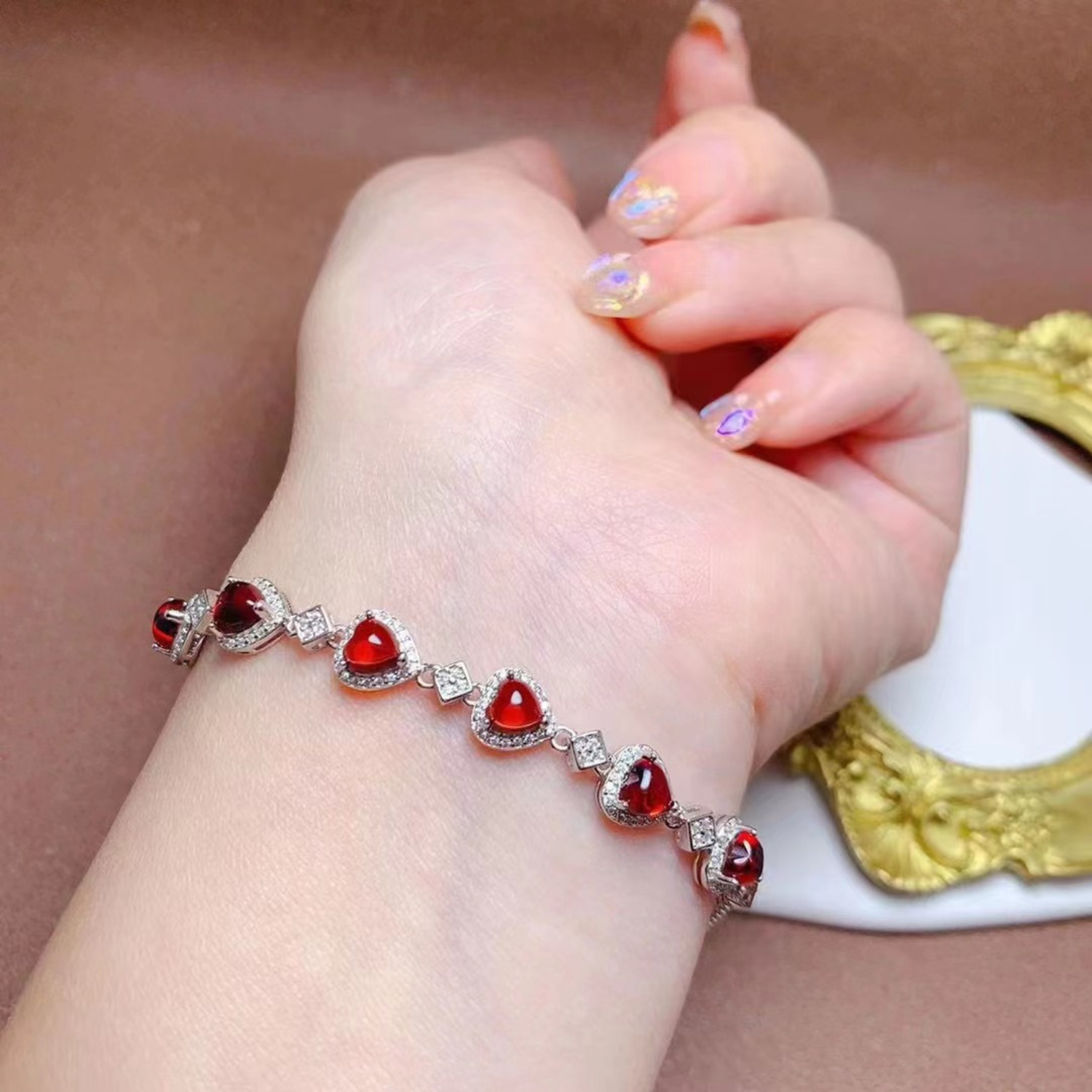 Monika – Collana di rubini con una delicata sfumatura.