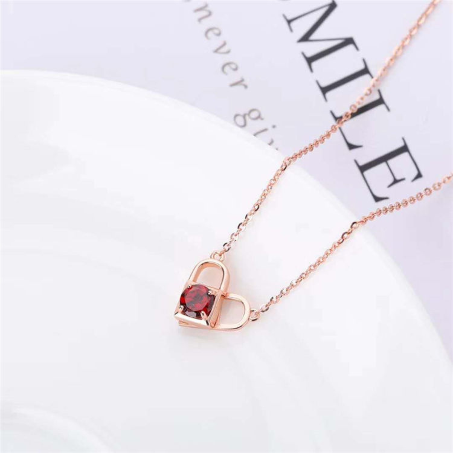 Nina – Delicata collana di rubini con due pietre.