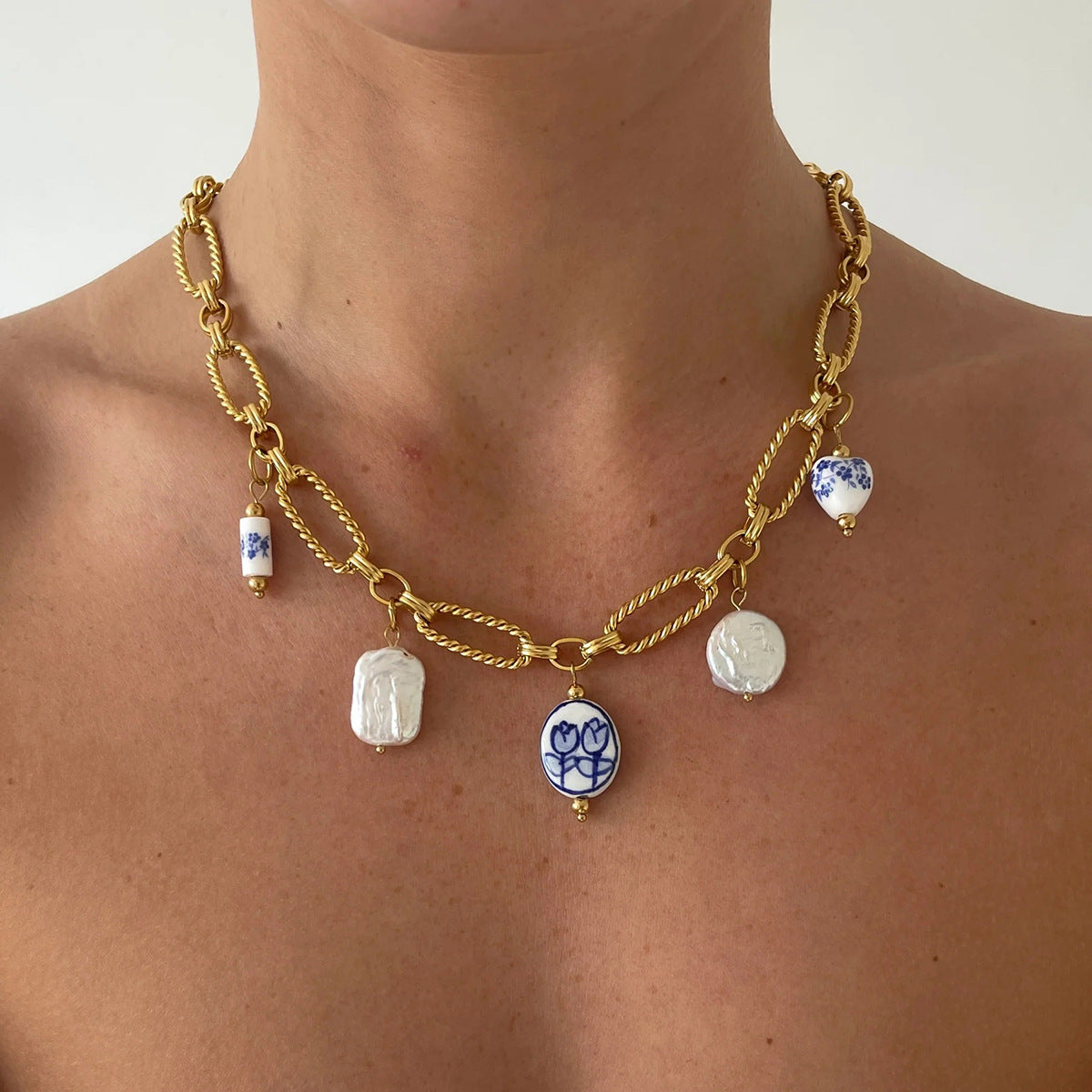 Lena – Collana in oro con pietre scintillanti.