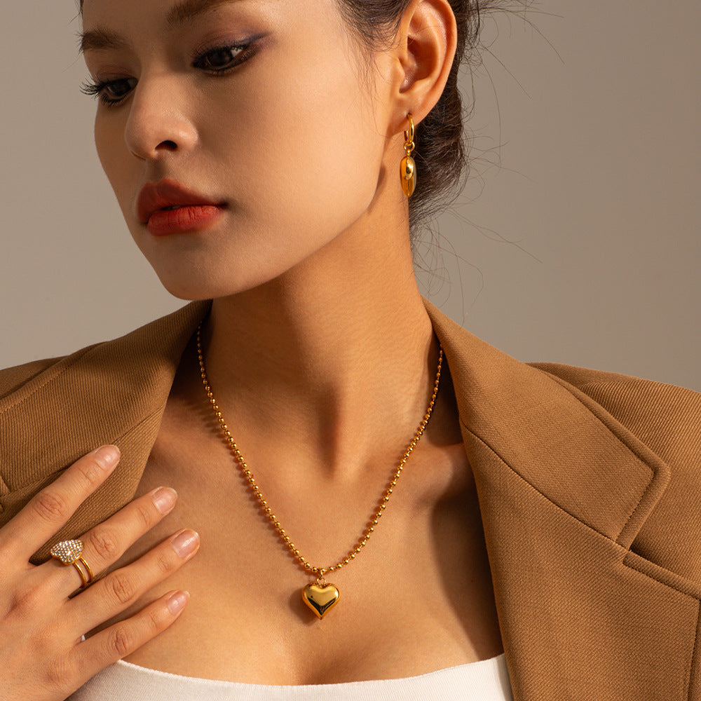 Amalia – Collana dorata con medaglione moderno