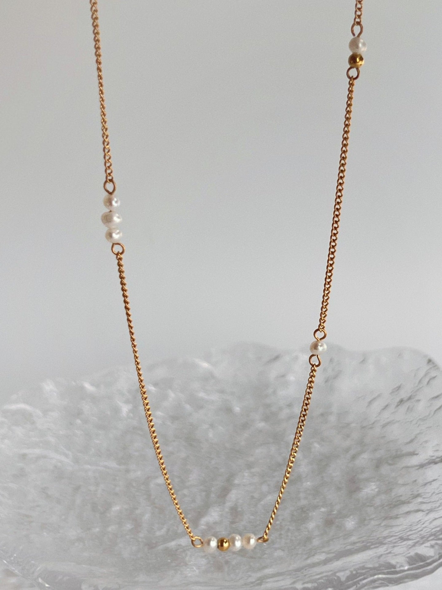 Collana sottile dorata rosa in stile classico