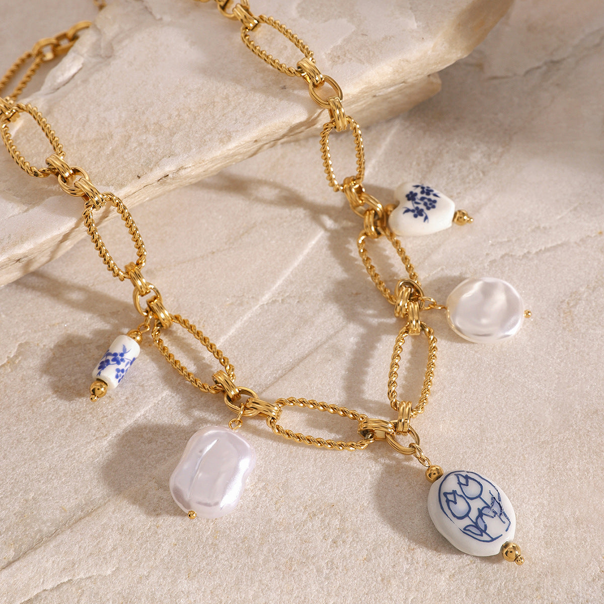 Lena - Collana in oro con dettagli in pietra.