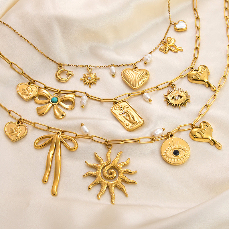 Emilie – Delicata collana in oro con piccoli pendenti.