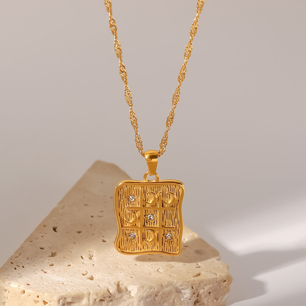 Elisabeth – Collana dorata con piccoli pendenti simbolici