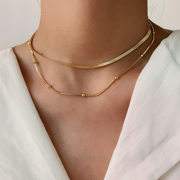 Klára – Una semplice collana in oro a due strati con una lucentezza moderna.