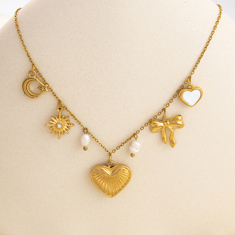 Emilie – Delicata collana in oro con piccoli pendenti.