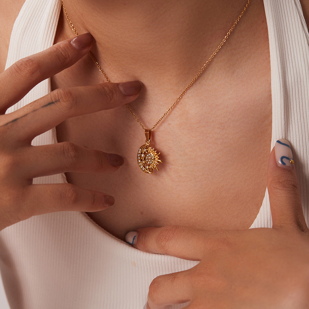 Elisabeth – Collana dorata con piccoli pendenti simbolici