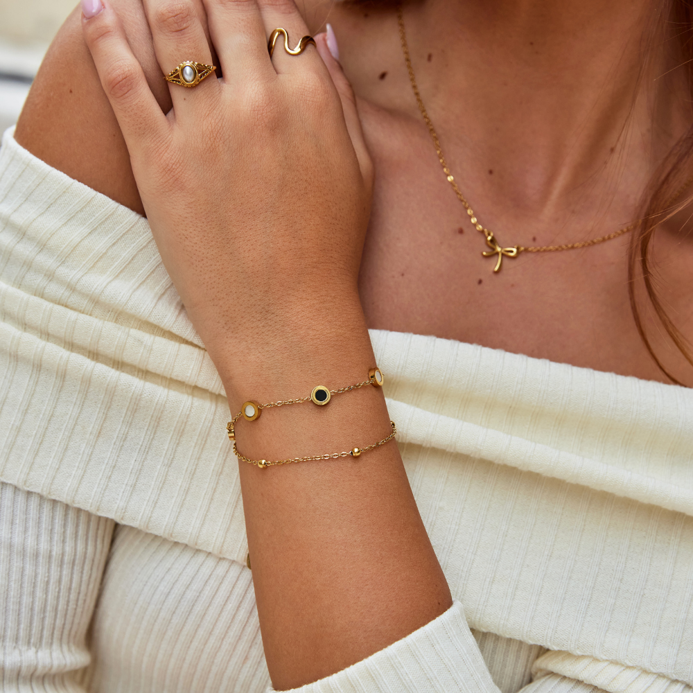 Carla – Delicato bracciale in oro con elementi rotondi a contrasto.