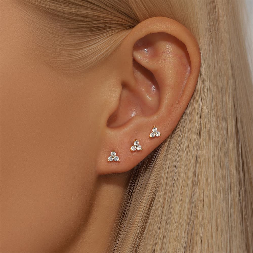 Klára – Orecchini in oro dalla forma minimalista.